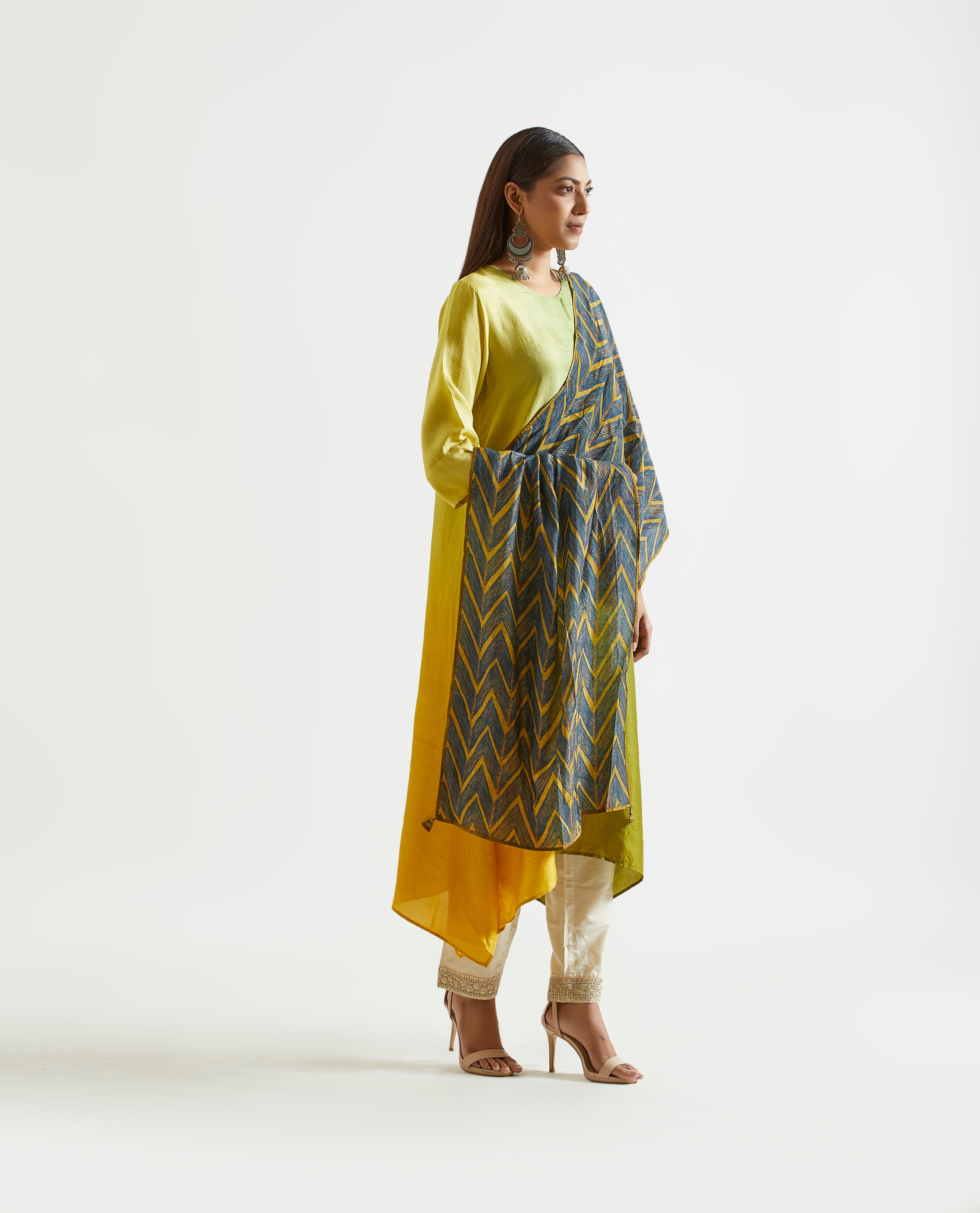 Sage Mustard Ombre Hued Kurta With Printed Stole